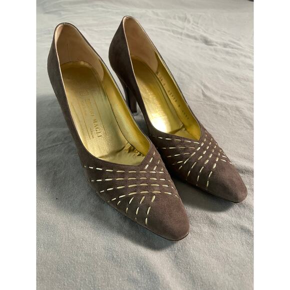 Vtg. Bruno Magli Made in Italy Sueded Tan Heels with Gold Dash detailing  SZ 9 - Picture 1 of 11
